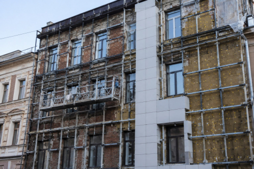 Реконструкция старого фонда в Астрахани: как вентфасад оживит пятиэтажку